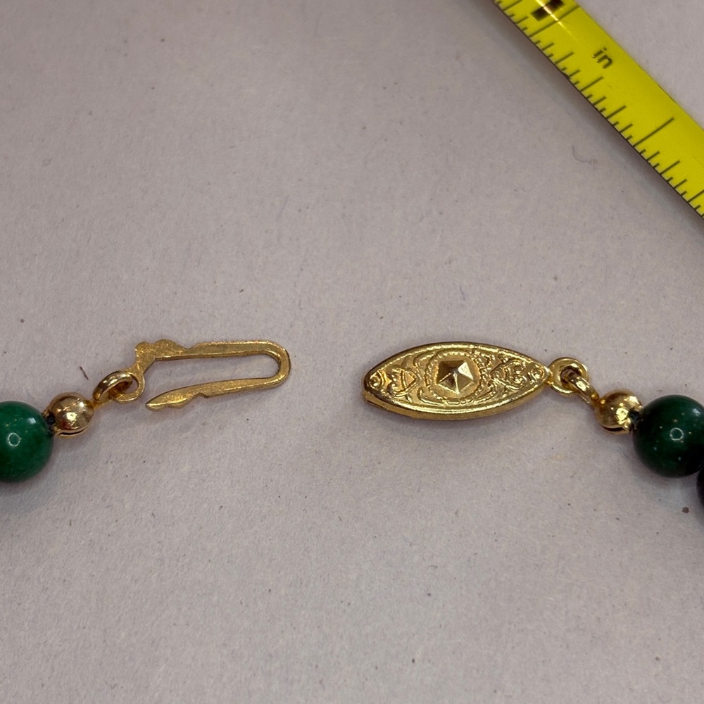 Vintage-Inspired Green Beaded Necklace – 16" with Gold Tone Clasp & Faux Pearls - Picture 5 of 13